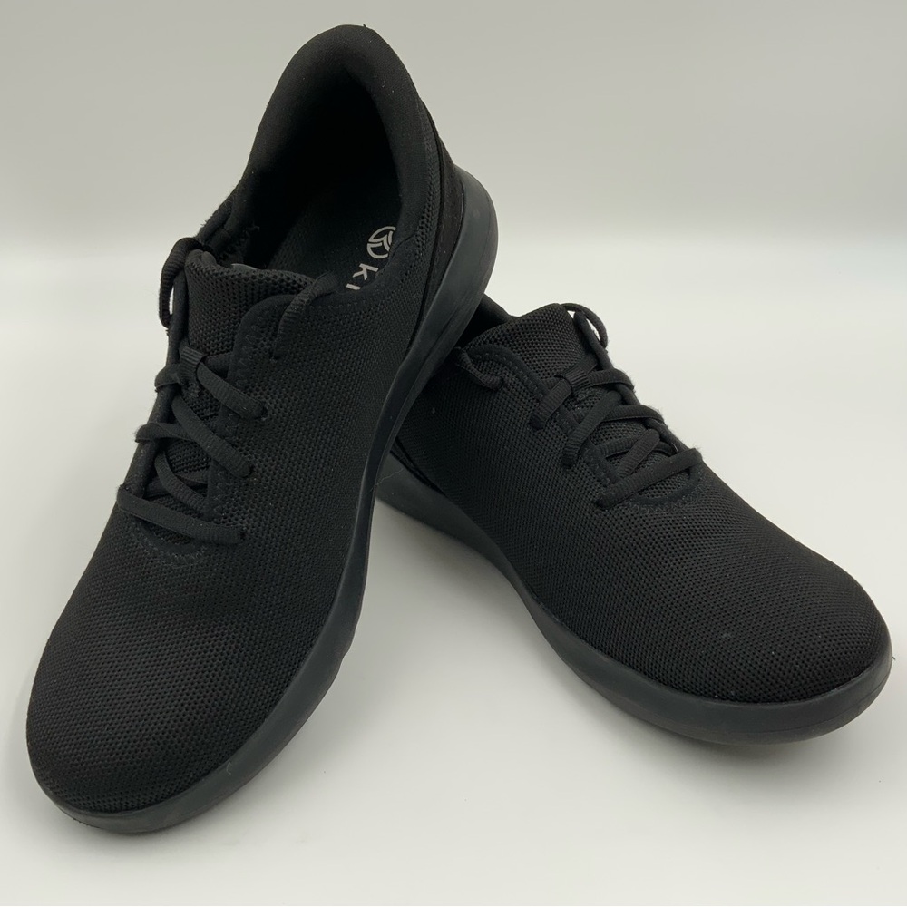 Kizik unisex Madrid Eco Knit Blackout Sneakers. Men’s Size 8/Women’s Size‎ 9.5.